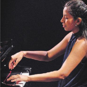 Neuer Olivier Berggruen Prize geht an Pallavi Mahidhara - Pallavi Mahidhara – wir freuen uns auf ihren nächsten Auftritt am Menuhin Festival! FOTOS: RAPHAEL FAUX/GSTAADPHOTOGRAPHY.COM