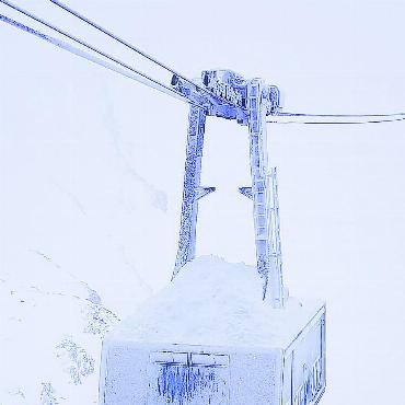 Schadenbehebung nach der Unwetterlage - Fünf Tonnen Eis haben sich auf dem Kabinendach angesammelt. FOTO: GLACIER 3000