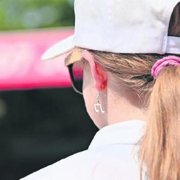 Sommer, Sonne, Stimmung: Swatch Beach Pro Gstaad 2023 - Rechts: In ihrer Brust schlagen eventuell zwei Herzen: eines für Beachvolleyball und das andere für die Musik.