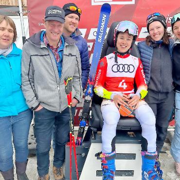 Dania Allenbach ist Riesenslalom-Schweizermeisterin - Die frisch gekürte Schweizermeisterin im Riesenslalom mit Familie: v.l. Judith, Paul, David, Lena und Deborah.
FOTOS: SKICLUB TURBACH-BISSEN