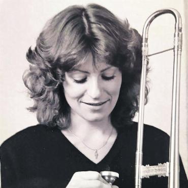 Eine Pionierin stellt sich dem Leben - In inniger Zweisamkeit mit dem Instrument.