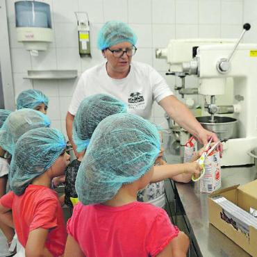 «Schoggi oder Chäs?» - Alle helfen fleissig mit.