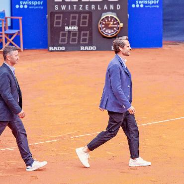 «Die aussergewöhnliche Qualität der Spieler trug wesentlich zu den hervorragenden Vorverkaufszahlen bei» - Julien Finkbeiner (rechts) und Michel Brand, Verwaltungsratspräsident der Swiss Open Gstaad AG, laufen für die Siegerzeremonie auf dem Centre-Court ein.