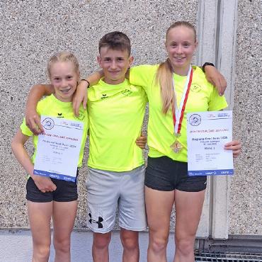 Zwei Kantonalmeisterinnen für das LA-Team - Sofia Lüthi, Jonas Zeller und Danja Reichenbach.