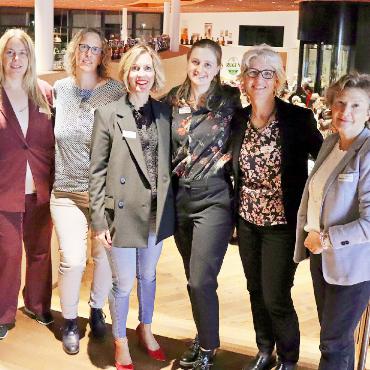Ein Anlass in einer Bierbrauerei zur Vernetzung von Frauen mit politischen Interessen - OK Frauenforum Thun-Oberland: v.l. Madeleine Amstutz, Sigriswil; Pia Ledermann, Faulensee; Letizia Müller, Leissigen; Mirta Grundisch, Saanen; Anna-Katharina Zenger, Uetendorf; Marianna Lehmann, Wilderswil. Nicht auf dem Bild: Melanie Beutler-Hohenberger, Thun; Milena Regez, Steffisburg; und Daniela Huber Notter, Thun. FOTOS: ZVG