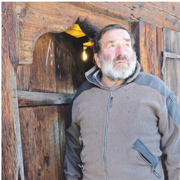Lebendiges Kulturerbe: Wie das Saanerhaus zu seiner Hausform kam - Noch die Grosseltern mütterlicherseits des heutigen Besitzers Ernst Romang (Foto) lebten hier im sogenannten «Wintergut» von Oktober bis Anfang Januar, bis der Futtervorrat für das Vieh aufgebraucht war. Danach wohnte hier Romangs Tante Leni Hauswirth bis ca. 2005. Sie zog um, als der Postdienst aufgehoben wurde.