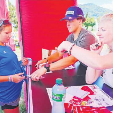 SwissPass Smile Challenge – erneut scheint die Sonne in Thun - Autogrammstunde mit dem Schönrieder Skirennfahrer Noel von Grünigen und Martina Wyss, der aktuell besten Telemarkfahrerin. FOTO: ZVG