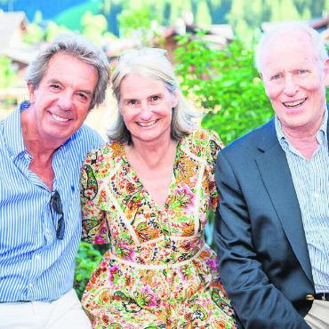 Ein Glas auf das 67. Mal Gstaad Menuhin Festival & Academy - Starke, treue Unterstützung für das Festival: (von links) Philippe Gudin, ehemaliger Direktor Le Rosey; Marie-Christine Deteillet de Lamothe und Pierre Dreyfus, Festivalmäzene. FOTOS: RAPHAEL FAUX