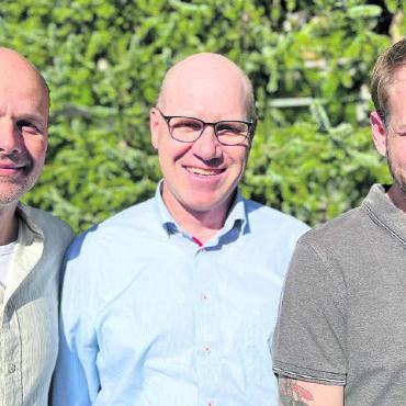 Gemeinsam für bezahlbare Wohnungen - Die drei Initianten: (v.l.) Architekt Hanspeter Reichenbach, Elektrounternehmer Louis Lanz und Bauunternehmer Claudio Thoenen. FOTO: ZVG