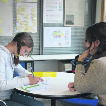 Ein Tag beim «Anzeiger von Saanen» - Jael Kindler (links) im Interview mit Jocelyne Page über den Beruf des Journalisten. FOTO: JENNY STERCHI