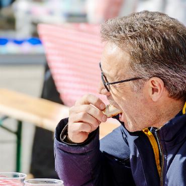 «Öppis gvattere, öppis ässe u trinke, e bitz zäme dorfe» - «Öppis ässe.»
