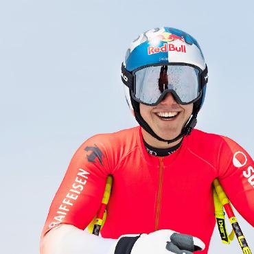 Franjo von Allmen triumphiert in Crans-Montana – Lars Rösti wird Sechster - Glücklicher Franjo von Allmen: Mit einer überzeugend schnellen Fahrt holte er sich den Sieg in Crans-Montana, dies das zweite Jahr in Folge. FOTO: LORENZ RICHARD, RED BULL CONTENT POOL