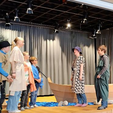Paulus’ Abenteuer miterleben bei der Kinderwoche - Theaterkinder in Aktion.