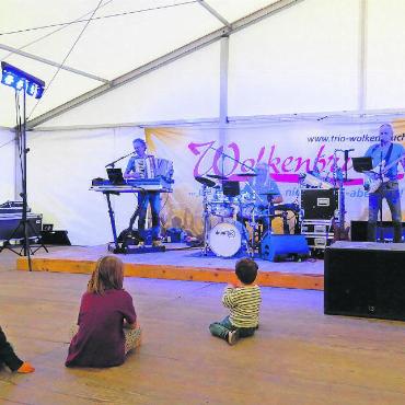 Waldfest im Grund – jedes Jahr ein Klassiker - Das «Trio Wolkenbruch» faszinierte auch die jüngsten Besucher:innen.