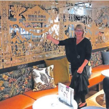 Ein Blickfang – bestehend aus Traditionen - Wo sind wohl die sieben Bundesräte versteckt? Regina Martin am traditionsgespickten Raumtrenner. FOTOS: ZVG