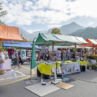 Louene Märet am 5. Oktober 2024 - In Lauenen reihen sich wieder die Marktstände. FOTO: PIA ULRICH