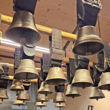 Heimatwerk Saanen: ein Pfeiler lokaler Handwerkskultur - Die weltberühmten Schopferglocken bildeten den Rahmen der Versammlung.    FOTOS: EUGEN DORNBIERER-HAUSWIRTH