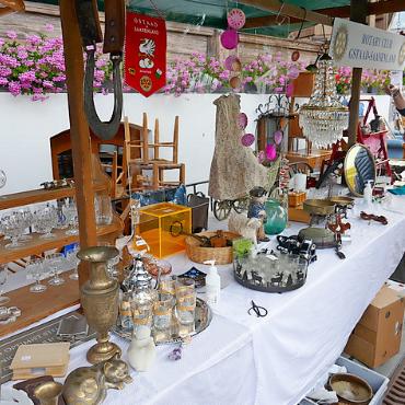 Rotary Club Gstaad-Saanenland an der Brocante – für Mine-ex - Entdecken Sie Unerwartetes am Stand des Rotary Clubs Saanenland. FOTO: ZVG