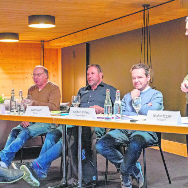 Der Saaner Flughafen erhält sein erstes Sonnendach - Der wiedergewählte Verwaltungsrat der Flugplatzgenossenschaft Gstaad-Saanenland (von links): Marcel Bach, Beat Marti, Andrea Scherz und Walter Egger.
