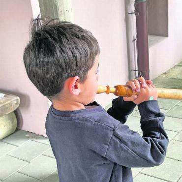 Musik liegt in der Luft... - Keiner zu klein, ein Alphornbläser zu sein. FOTOS: ANITA MOSER