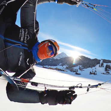 Chrigel Maurer: «Ich hänge lieber hoch oben an einem Gleitschirm...» - Action-Landung in Adelboden.     FOTO: ZVG/CHRIGEL MAURER