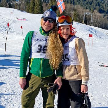 Drittes Clubrennen im 33. Clubjahr des Telemark Clubs Gstaad - Volle Montur mit Perücke und Helm.