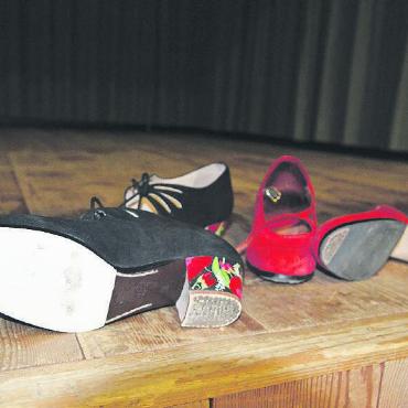 «Flamenco ist so viel mehr als nur ein Tanz!» - Die typischen mit Nägeln beschlagenen Flamenco-Schuhe sind nicht für einen energievollen Tanz auf empfindlichen Parkettböden geeignet...