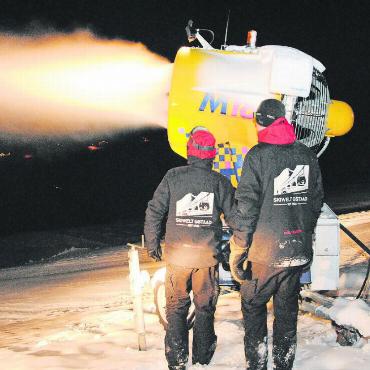 Lange Nächte für weisse Pisten - Dominic Hauswirth und Nils Eymann überprüfen eine Schneekanone.
