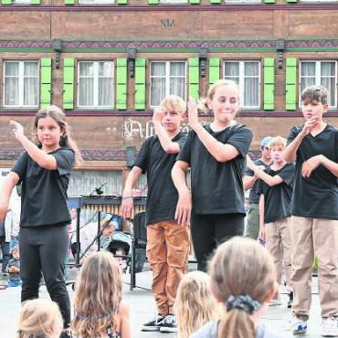 «Dance on Ice» ohne Regen - Arme strecken, Ellbogen beugen und dann ein Sprung – und alles im gleichen Takt. Die Schönrieder Schülerinnen und Schüler präsentierten eine starke Vorstellung.