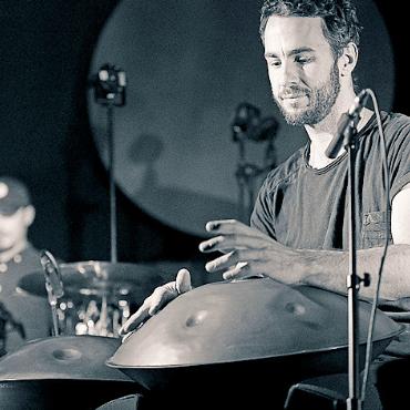 Neujahrsflocken mit schwebend entspannter Musik - Manu Delago wird in Zweisimmen das spezielle Handpan spielen.
FOTO: M.D. MGMT