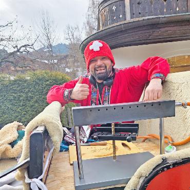 «Raclette Guy»: Inspiration – Transpiration - Der «Raclette Guy» auf der Raclettekutsche.   FOTOS: EUGEN DORNBIERER-HAUSWIRTH