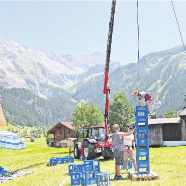 Ein Sommerfest zum «Bären»-Geburtstag - Hoch hinaus ging es beim Harassenklettern. Gut gesichert, musste der Kletterer Harasse um Harasse übereinander stapeln.