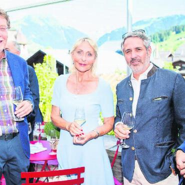 Ein Glas auf das 67. Mal Gstaad Menuhin Festival & Academy - Lukas Wittermann, Geschäftsführer Gstaad Menuhin Festivals & Academy (rechts) und Marlène Tschanz, Fundraising & Events (links) heissen (von links) Ola Claesson, Helen Agerup und Nicolas Trefeil als neue Mäzene willkommen.
