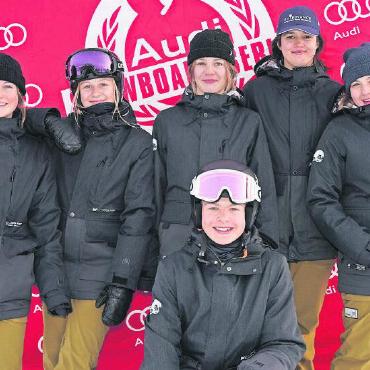 Snowboard‑Cross am Betelberg: Podestplatz für Mia Hauswirth - Erfolgreiche Snowboarder von Simme und Saane: Noémie Wiedmer, Janine Wüthrich, Mia Hauswirth, Rosa Collela, Victoria von Gunten und Kenny Schläppi (kniend).