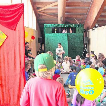 Impressionen: Endlich wieder Gstaader Messe! - Das Kasperlitheater auf der Galerie zieht die Kinder in seinen Bann.