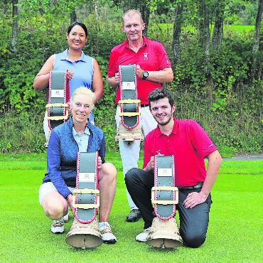 Und am Ende gewinnt Patrick Staub - Die Clubmeister Fränzi Steffen, Patrick Staub (beide hinten), Anita Roth und Cedric Brand. FOTO: ADRIAN RUCH
