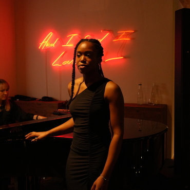 «Ich bin jemand, der es liebt, kreativ zu sein» - Die stimmungsvolle Beleuchtung unterstreicht Anthonia Edwards Stimme. (Fotos: Paula Mittag)