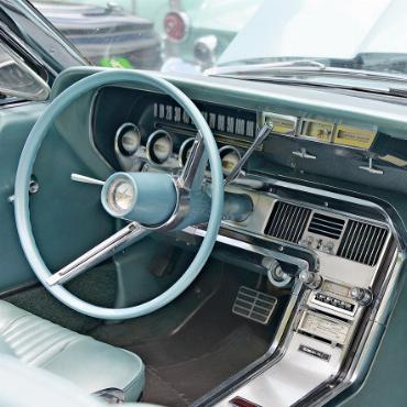 Donnernde Legenden im Saanenland – 50 Jahre Classic Thunderbird Club of Switzerland - Retro pur: das Cockpit des T-Birds – ganz ohne Bildschirme, aber mit Stil.