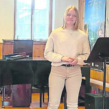 Zwei erfolgreiche Certificats-Prüfungen - Laura Mark, Gesang, an der Certificat-Prüfung; am Klavier Daniela Spasov. FOTO: ZVG