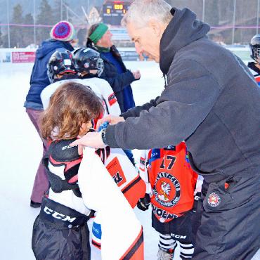 Gemeinsam stark – Saisonabschluss der Eishockeyfamilie - Für die Jüngsten ist das Anziehen der Eishockeyausrüstung herausfordernd - da ist jede Hilfe willkommen.