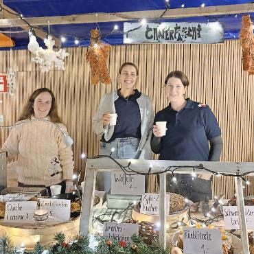 Stimmungsvoller Adventsmäret in Gsteig - Das spielteam Chäferfest mit leckeren Kuchen und Torten.