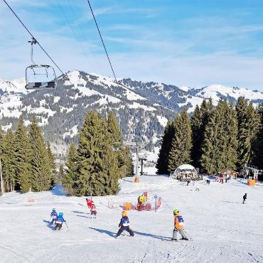 Snowli, glückliche Kinder und motivierte Skilehrer:innen - Sonnige Tage, perfekte Pisten und motivierte Skilehrpersonen erwarteten die jungen Skifahrerinnen und Skifahrer.