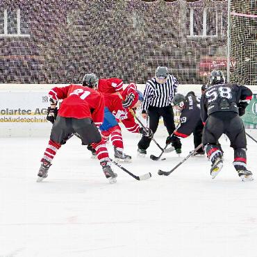 EHC Koppigen unschlagbar am 23. Senioren Hockeyturnier - Das Bully – die Hereingabe des Pucks ins Spiel nach einer Unterbrechung – ist für den Schiedsrichter nicht immer einfach. Egal, wo er steht und wie schnell er weg ist, er wird immer jemandem im Weg sein. FOTOS: JENNY STERCHI