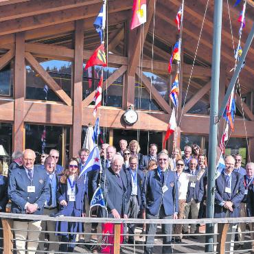 Gstaad Yacht Club mitten in den Bergen – Zentrum der Weltklasse-Yachtclubs für drei Tage - Offizielle Flaggenzeremonie zur Eröffnung der 9. Europäischen ICOYC Konferenz im GYC-Klubhaus. FOTO: GSTAAD YACHT CLUB