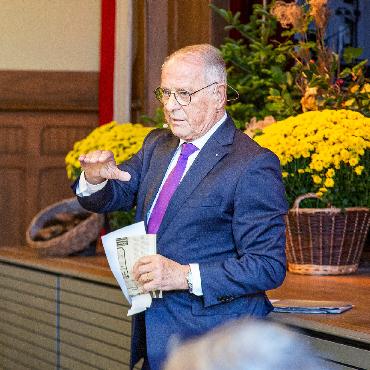 Seniorinnen und Senioren erleben einen Adolf Ogi in Hochform