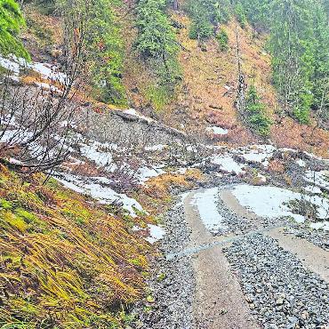 Entspannung der prekären Hochwasserlage - Die Strasse in Richtung Alp Arnen unter Geschiebe eines Erdrutsches begraben. FOTO: SILVAN HALDI