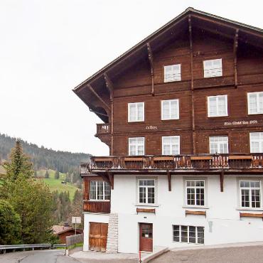 Le-Rosey-Neubau: knappes Nein zum Wirtschaftsförderbeitrag - Der sanierungsbedürftige Wintercampus von Le Rosey auf dem Ried. Seit 30 Jahren sucht das Institut nach einem neuen Standort für die Schulräume. Jetzt hat es einen gefunden und darf das Land kaufen. FOTO: KEREM S. MAURER