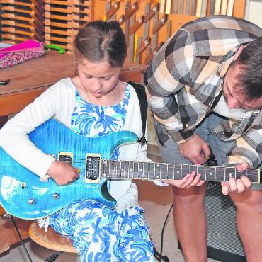 Musik liegt in der Luft... - Mit Schlagzeug und Gitarre: Rock’n’Roll ist angesagt.