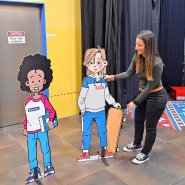 Starke Kinder, starke Grenzen - Figuren aus Pappe erzählen ihre unterschiedlichen Geschichten. Die Kinder können anschliessend darüber diskutieren.