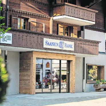 Saanen Bank: sehr erfolgreiches erstes Halbjahr 2023 - Neuer Eingang der Saanen Bank im Dorf Saanen. FOTO: ZVG
